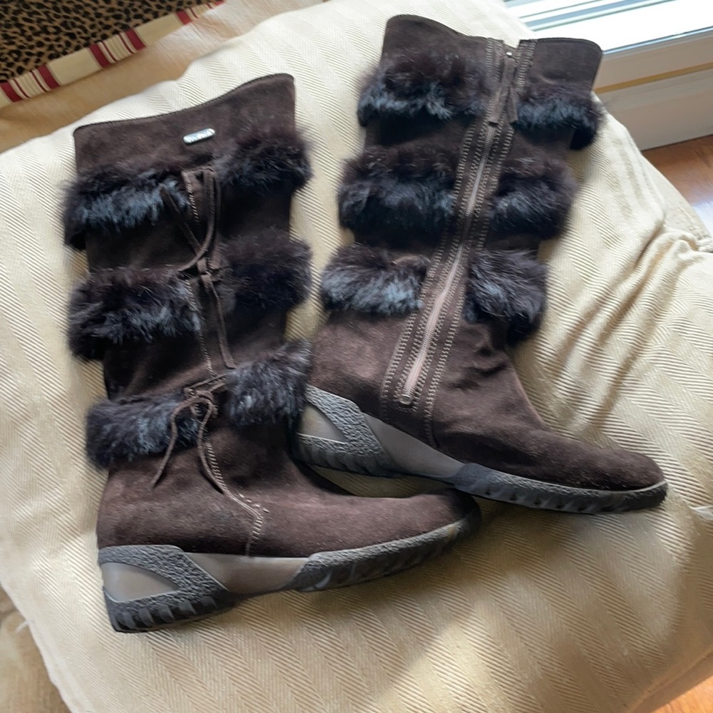 Brown sued soft Genuine fur size 8 boots